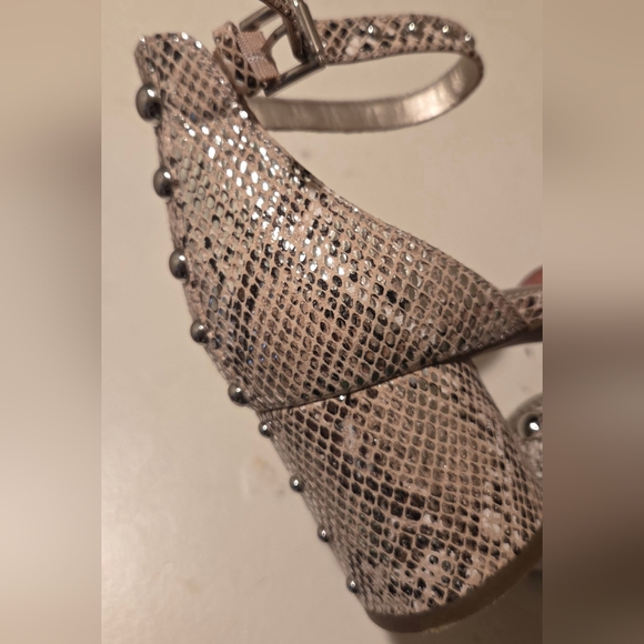 《SOLD》ANNE KLEIN Silver Studded Snakeskin Block Heels - Picture 9 of 9